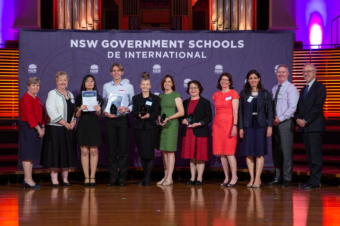 Group photo of award winners and VIPs 